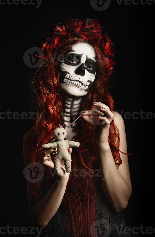 mujer joven con maquillaje calavera (calavera de azúcar) piercing muñeca vudú 712705 Foto de stock en Vecteezy mujer joven con maquillaje calavera (calavera de azúcar) piercing muñeca vudú 712705 Foto de stock en Vecteezy