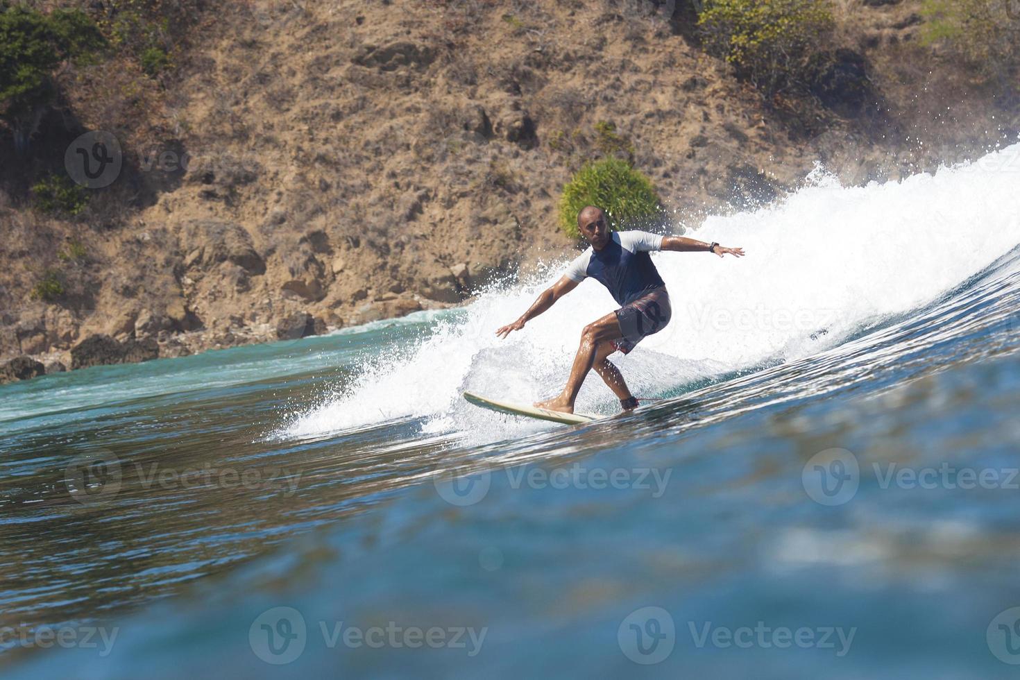 surfeando una ola. foto