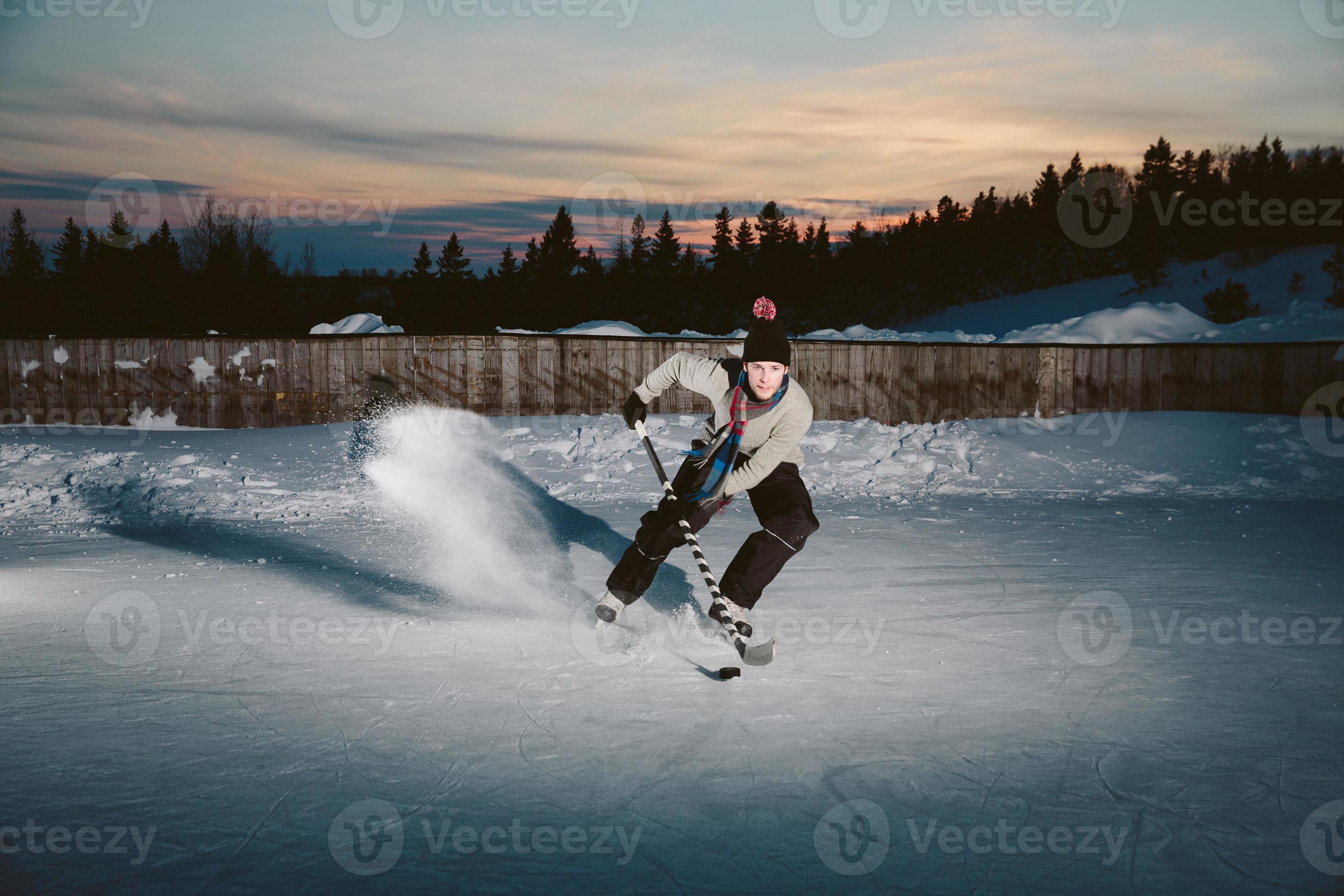 Hockey player stopping outside 713170 Stock Photo at Vecteezy