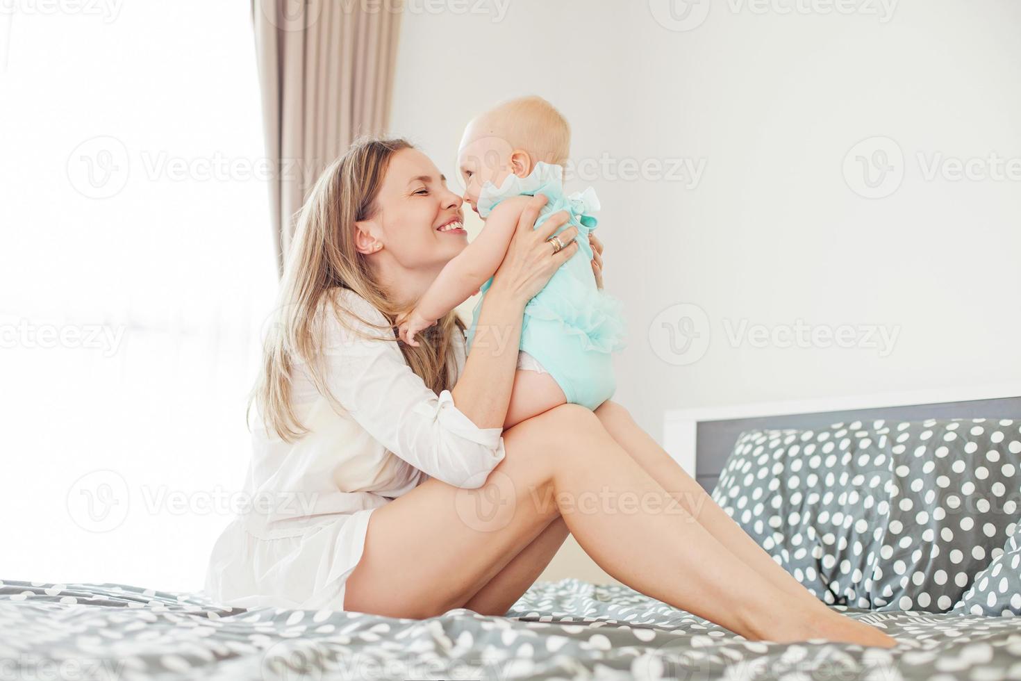 madre jugando con su hijo foto