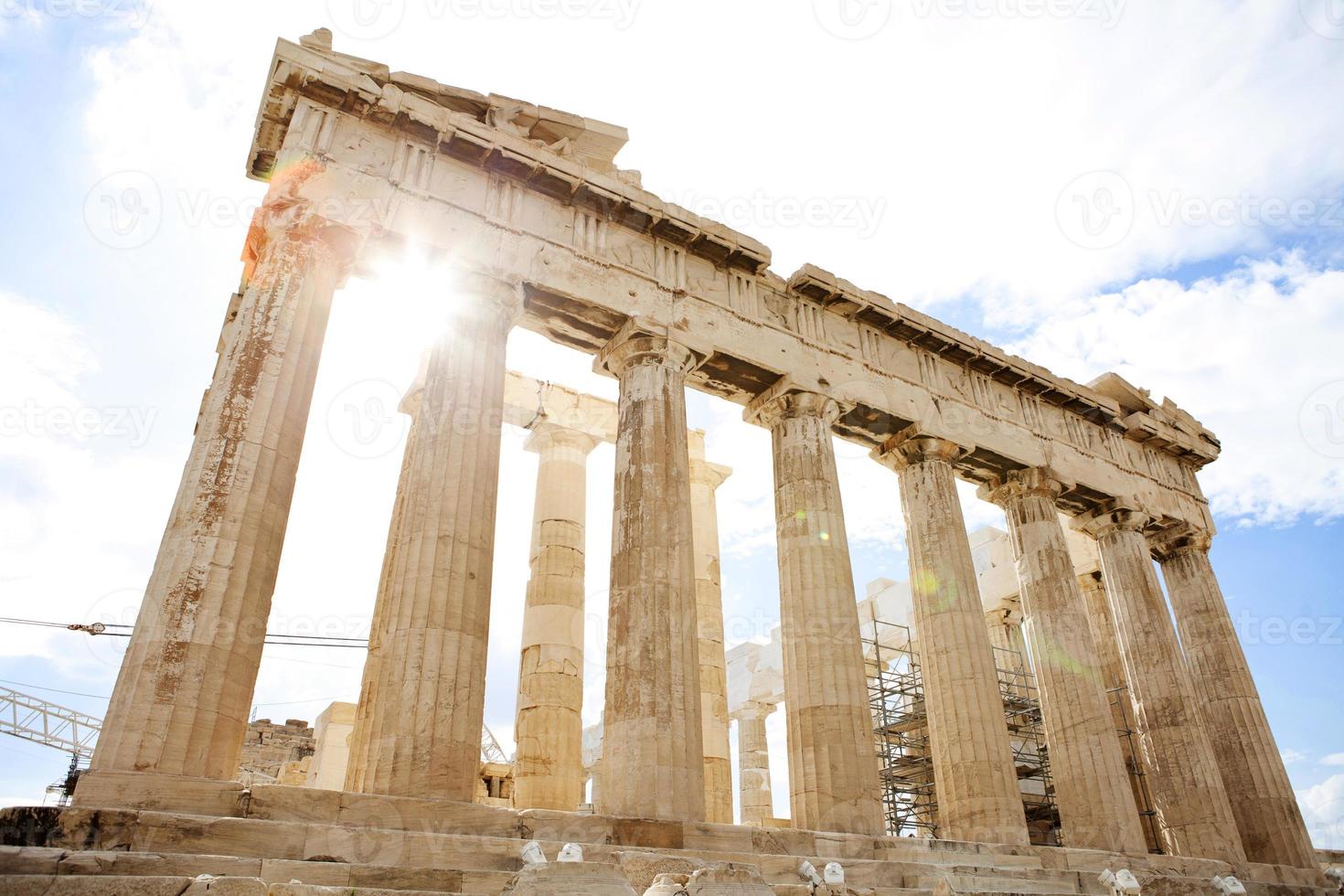 Vista del Partenón de la Acrópolis en un día claro y soleado foto
