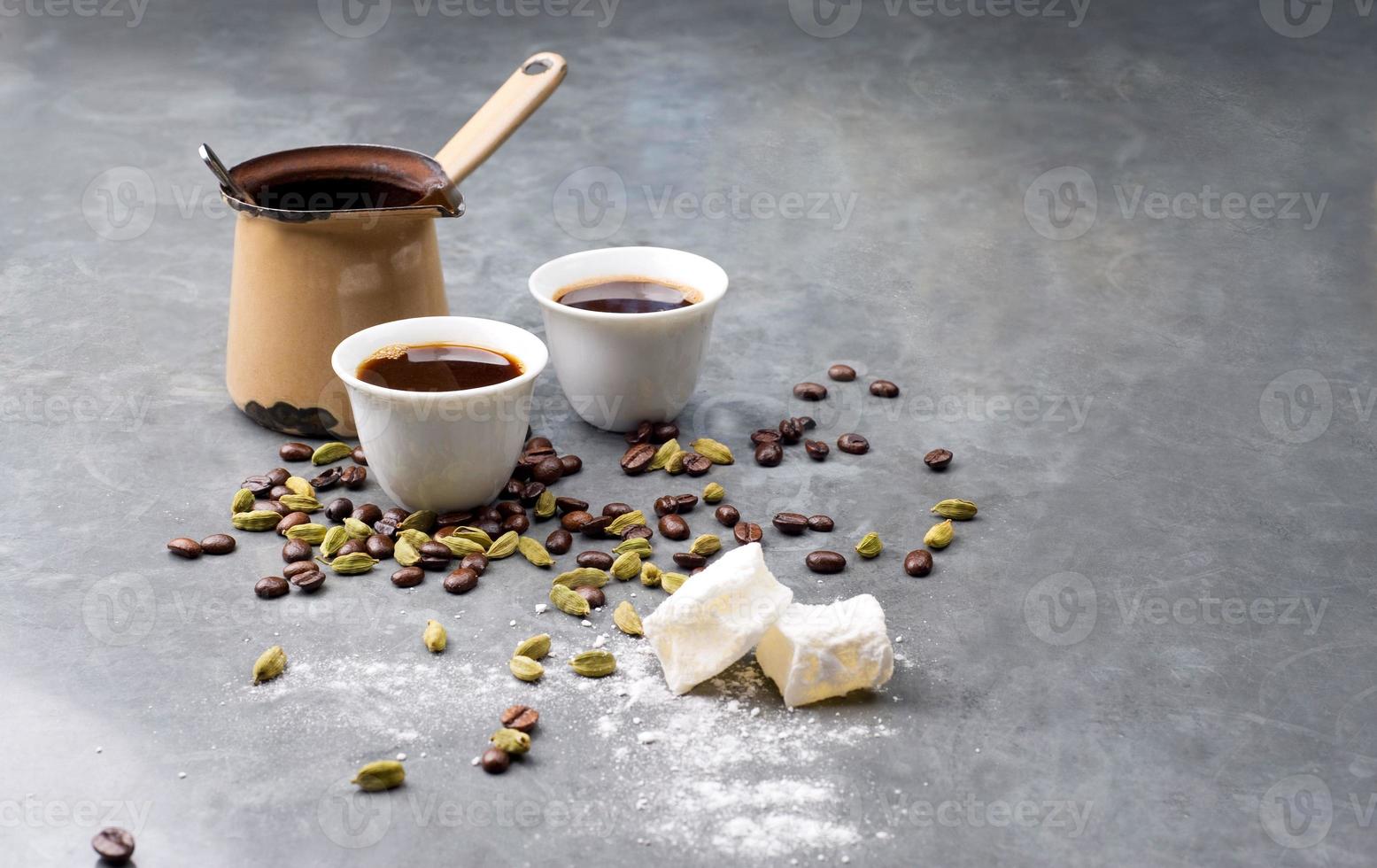café turco con granos de café y cardamomo dispersos foto