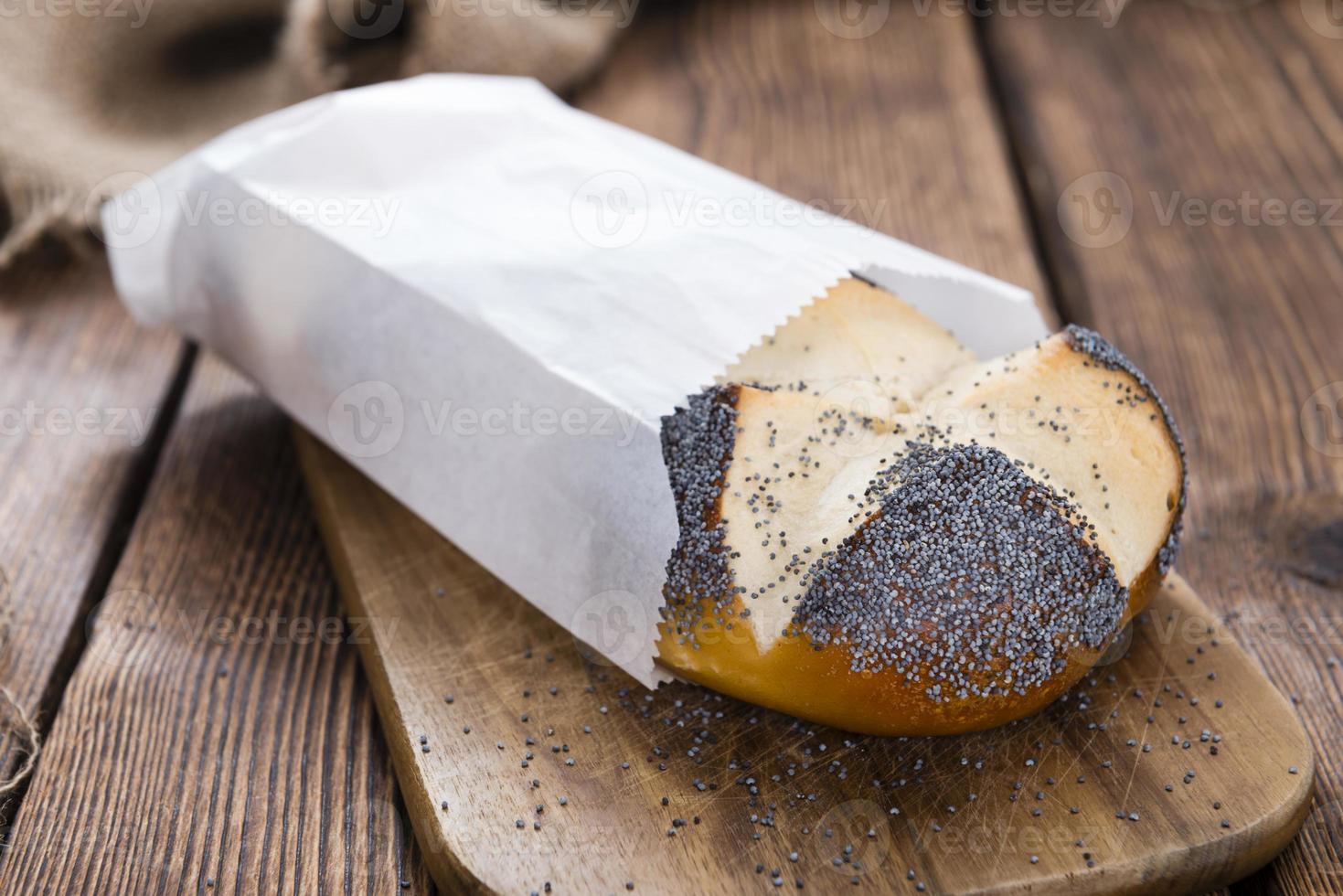 rollo de pretzel casero (con semillas de amapola) foto