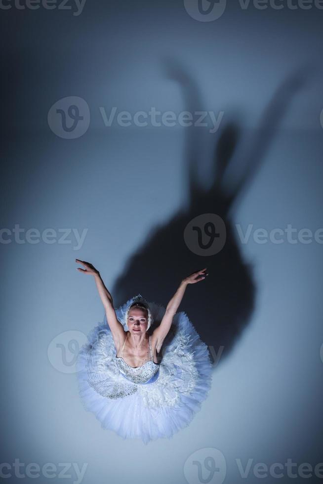 Retrato de la bailarina en ballet tatu sobre fondo azul. foto
