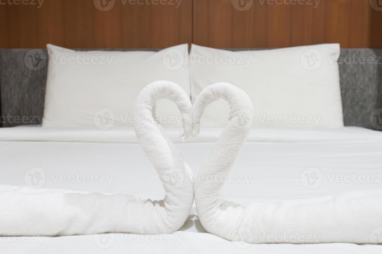 cisnes hechos de toallas en la cama. foto