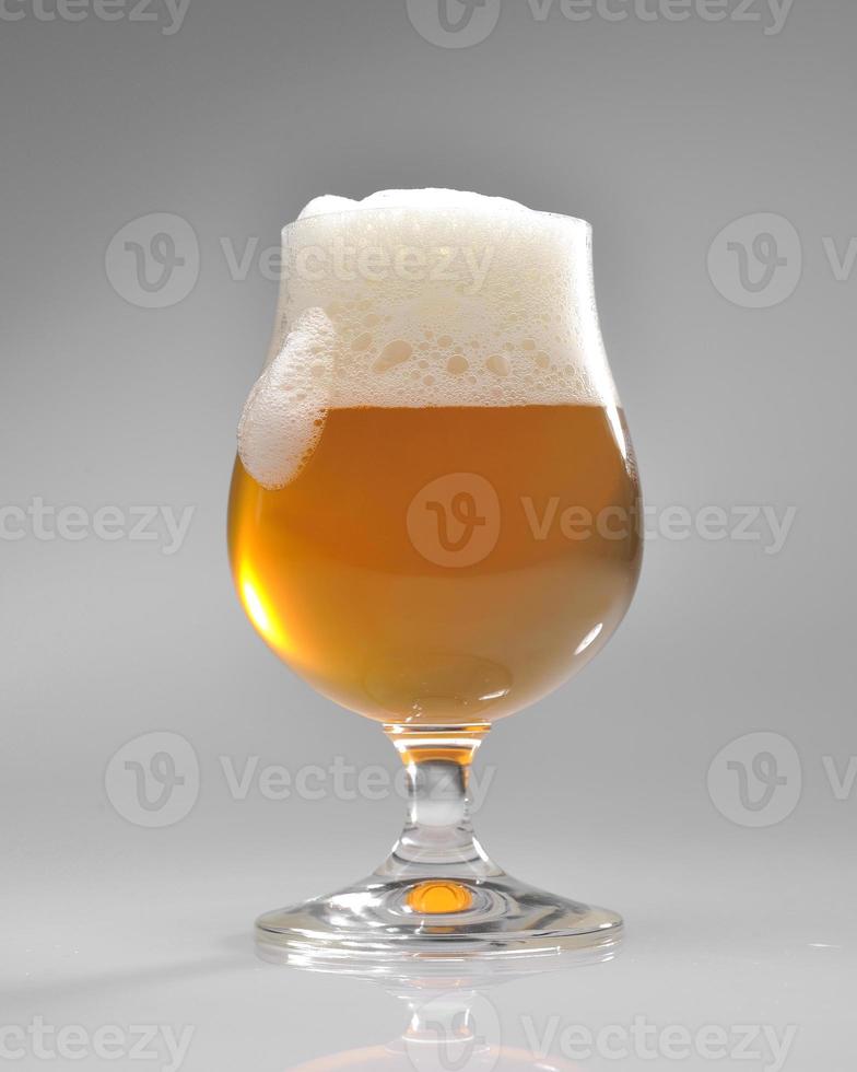 bicchiere di birra artigianale photo