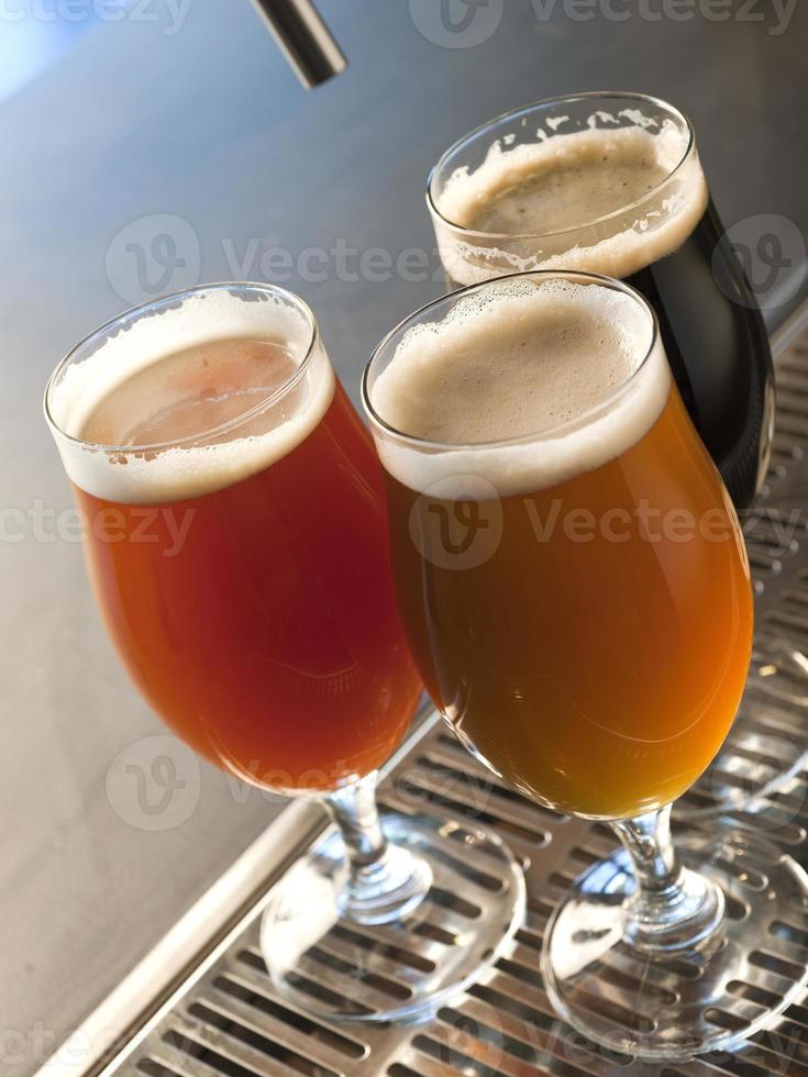 tre calici di birra artigianale foto