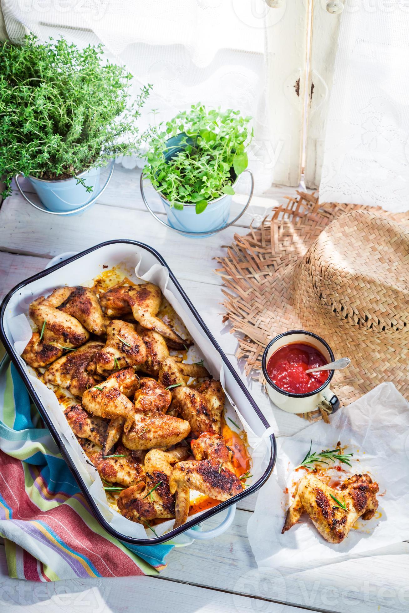 alitas de pollo picantes con salsa barbacoa en la cocina rústica 722733  Foto de stock en Vecteezy