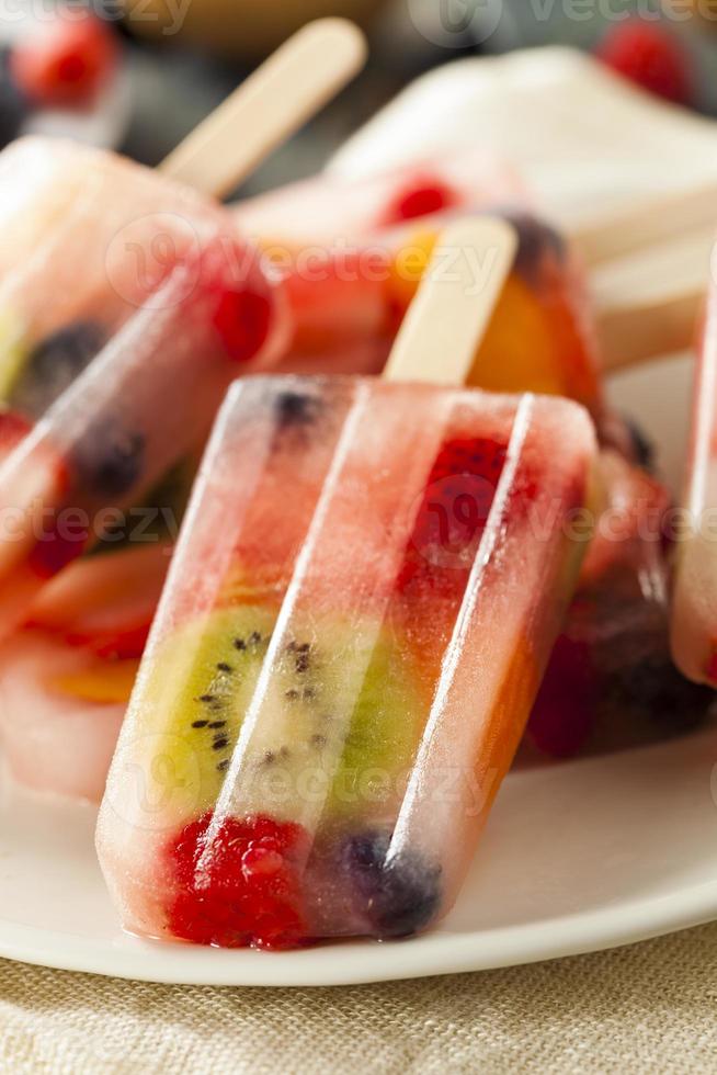 paletas de frutas enteras saludables foto
