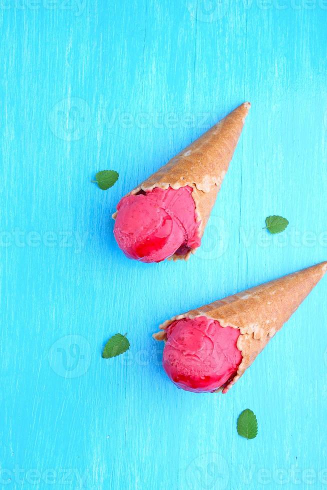 helado de frambuesa en un cono de waffle foto