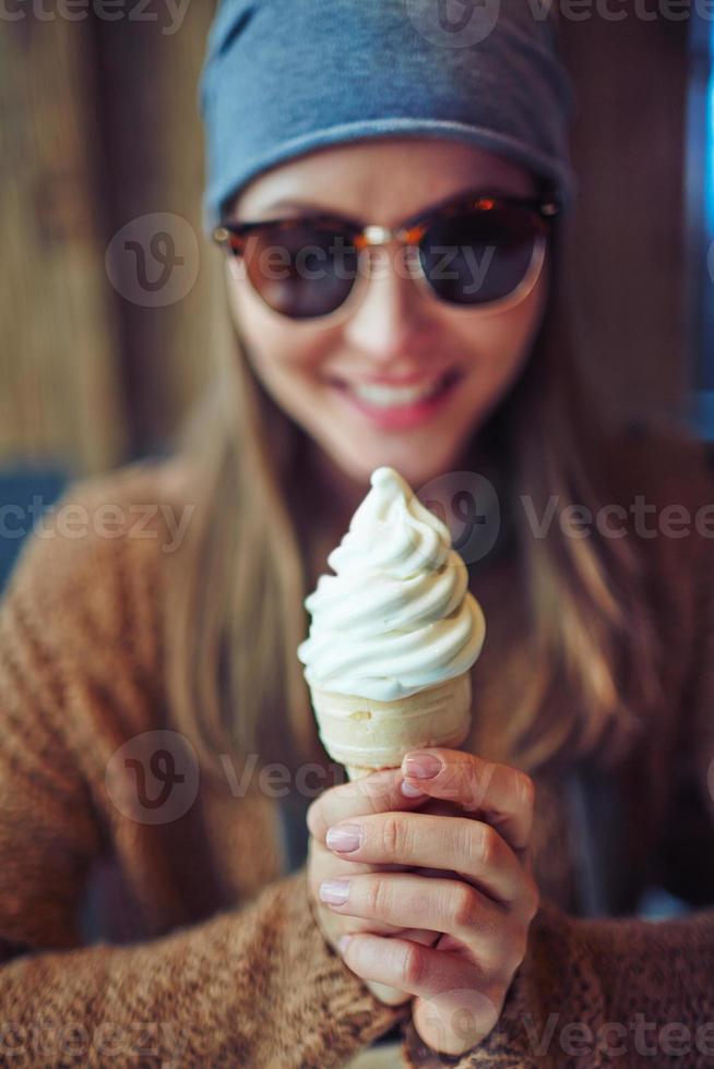 niña con helado foto
