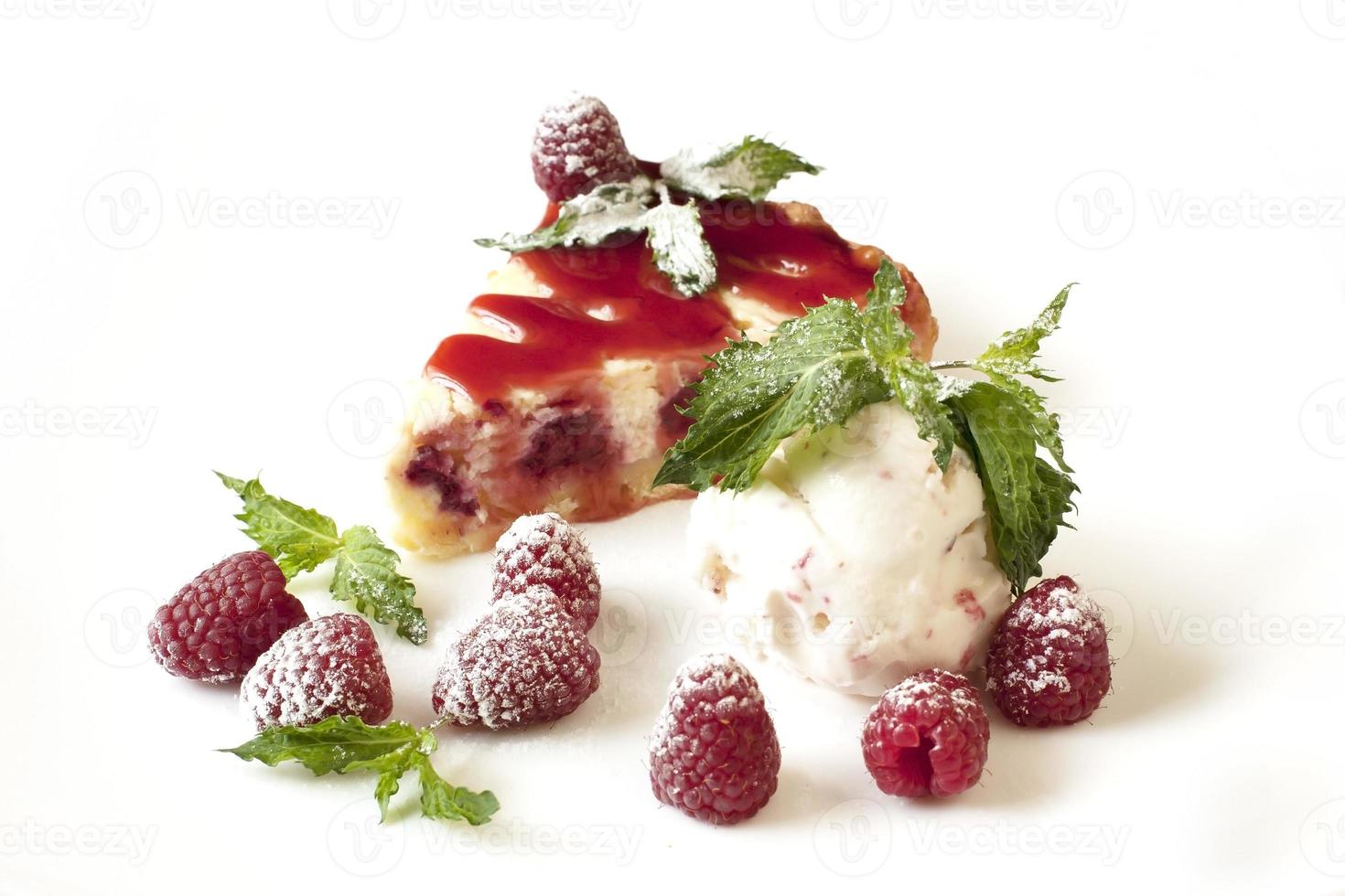 pastel dulce con crema y frambuesas foto