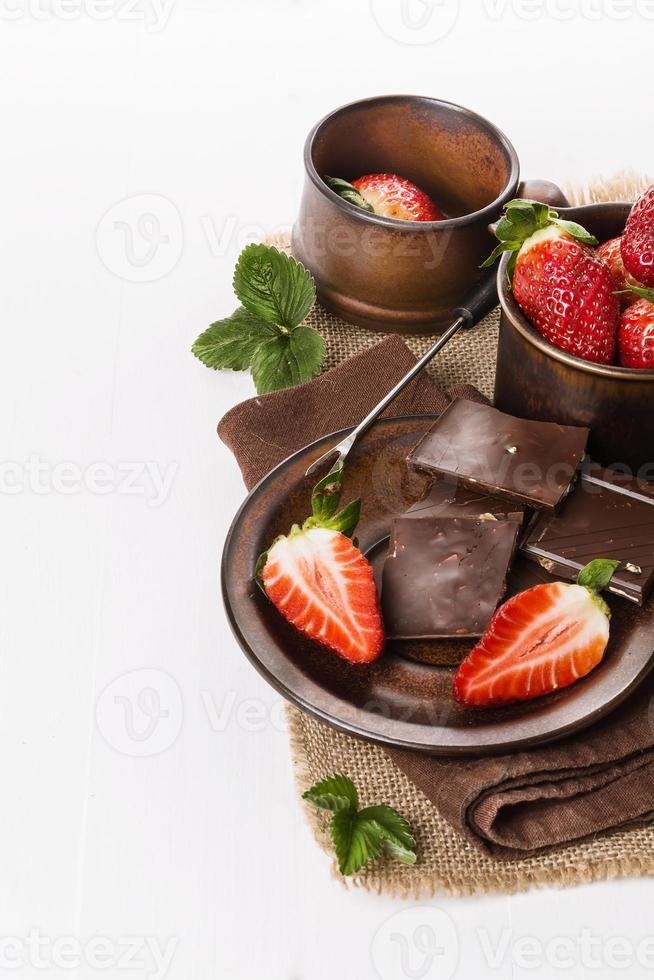 fresas y chocolate sobre fondo blanco foto