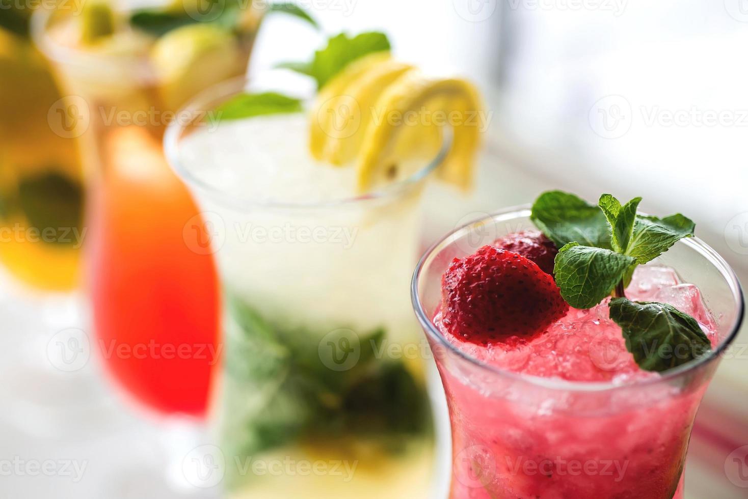 refrescantes cócteles con lima, menta, naranja y fresa foto