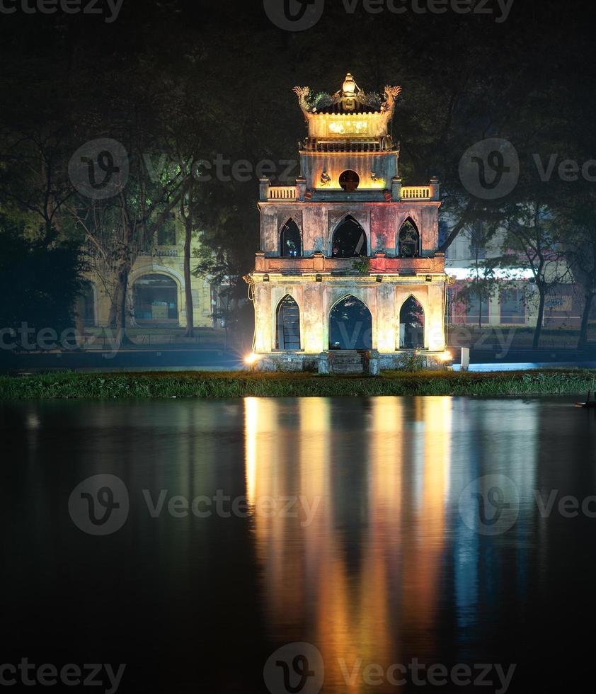 Hanoi, Vietnam. torre de tortuga o tortuga en el lago hoan kiem foto