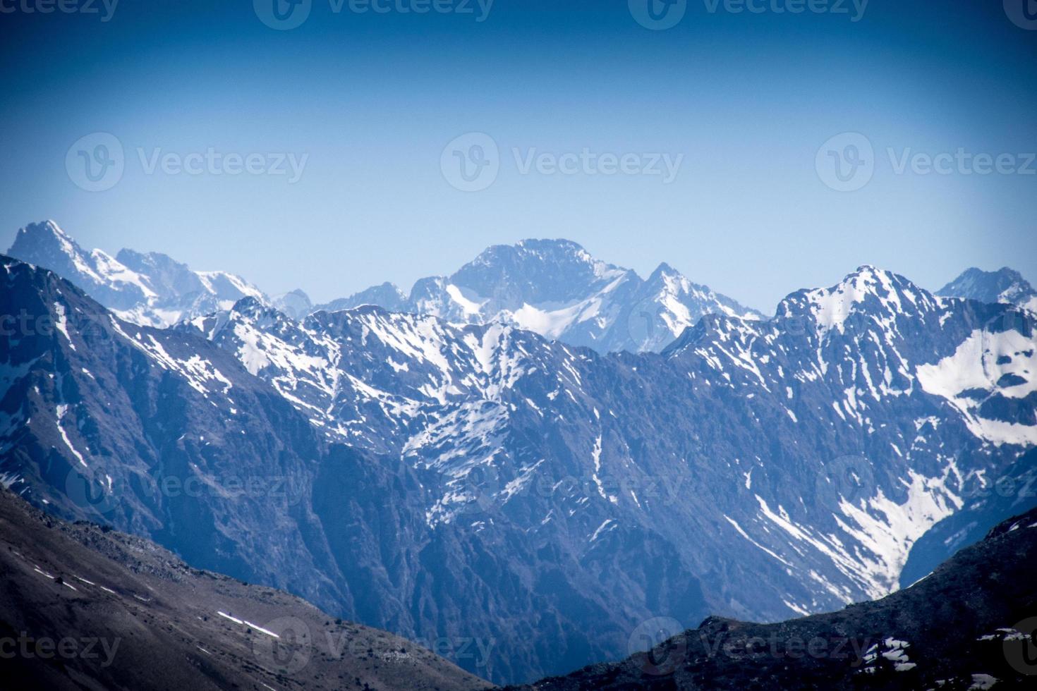 vista a la montaña en los Alpes foto
