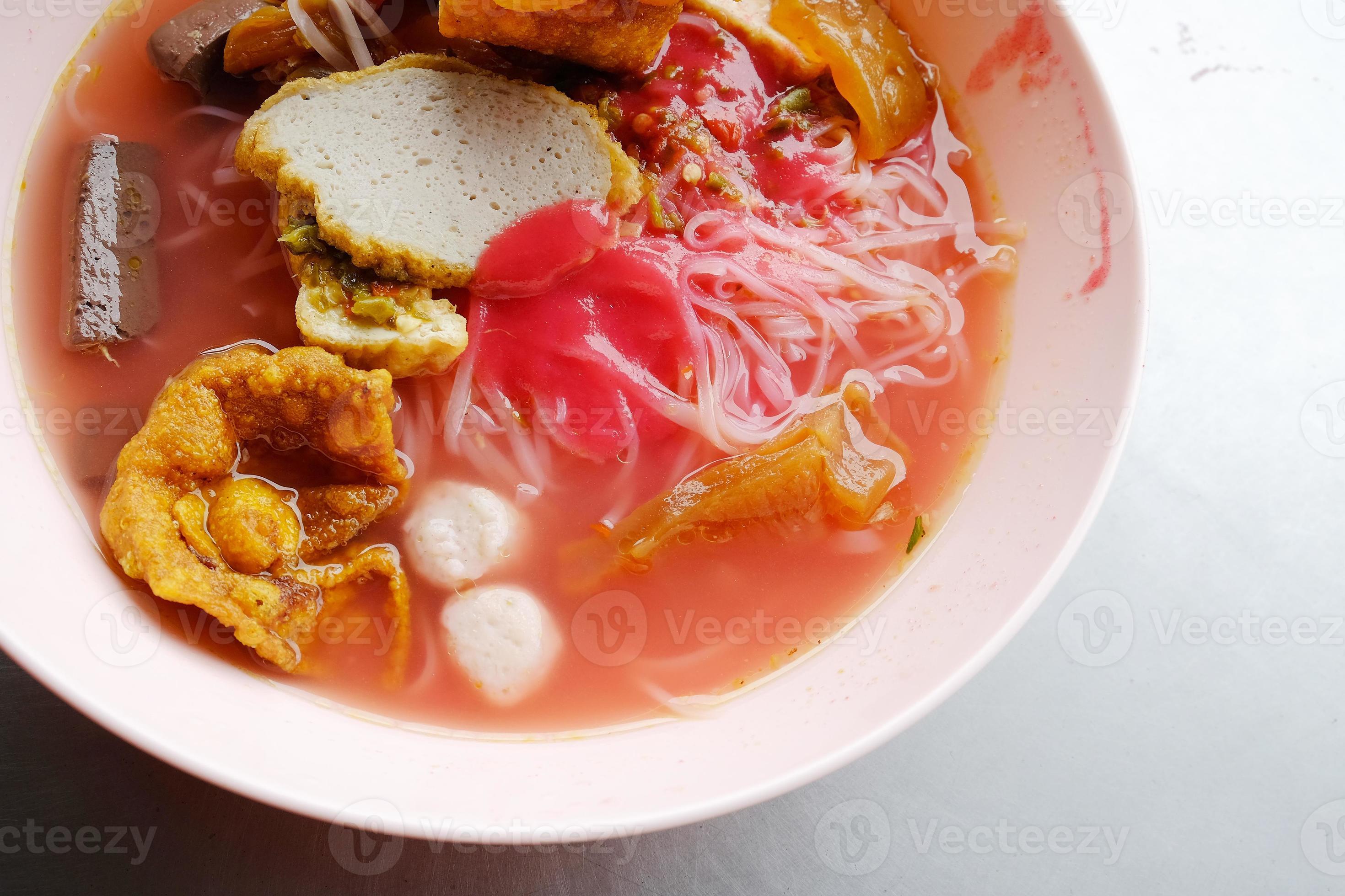 yong tau foo - fideos asiáticos en la sopa roja foto