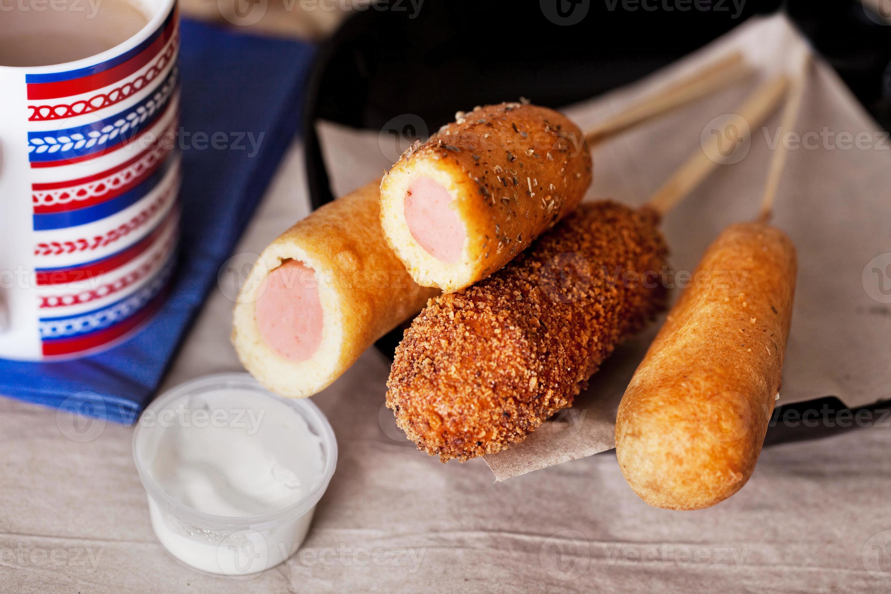 Хот дог корн. Рецепт сосиски в сухарях на сковороде панировочных. Сосиски в сухарях на сковороде. Фритюр для корн догов. Рецепт сосиски в сухарях на сковороде панировочных.