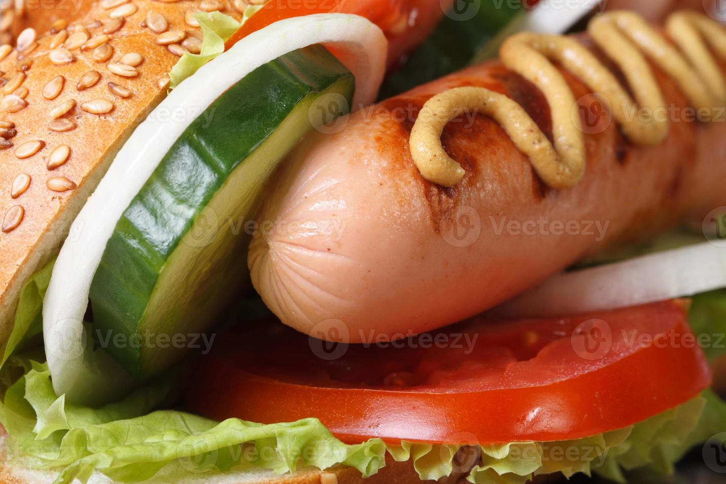 perrito caliente con salchichas, verduras macro. horizontal foto