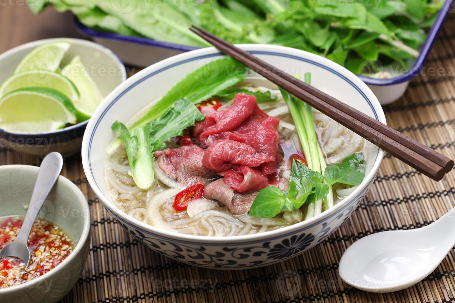 pho bo, sopa de fideos de arroz con carne vietnamita foto