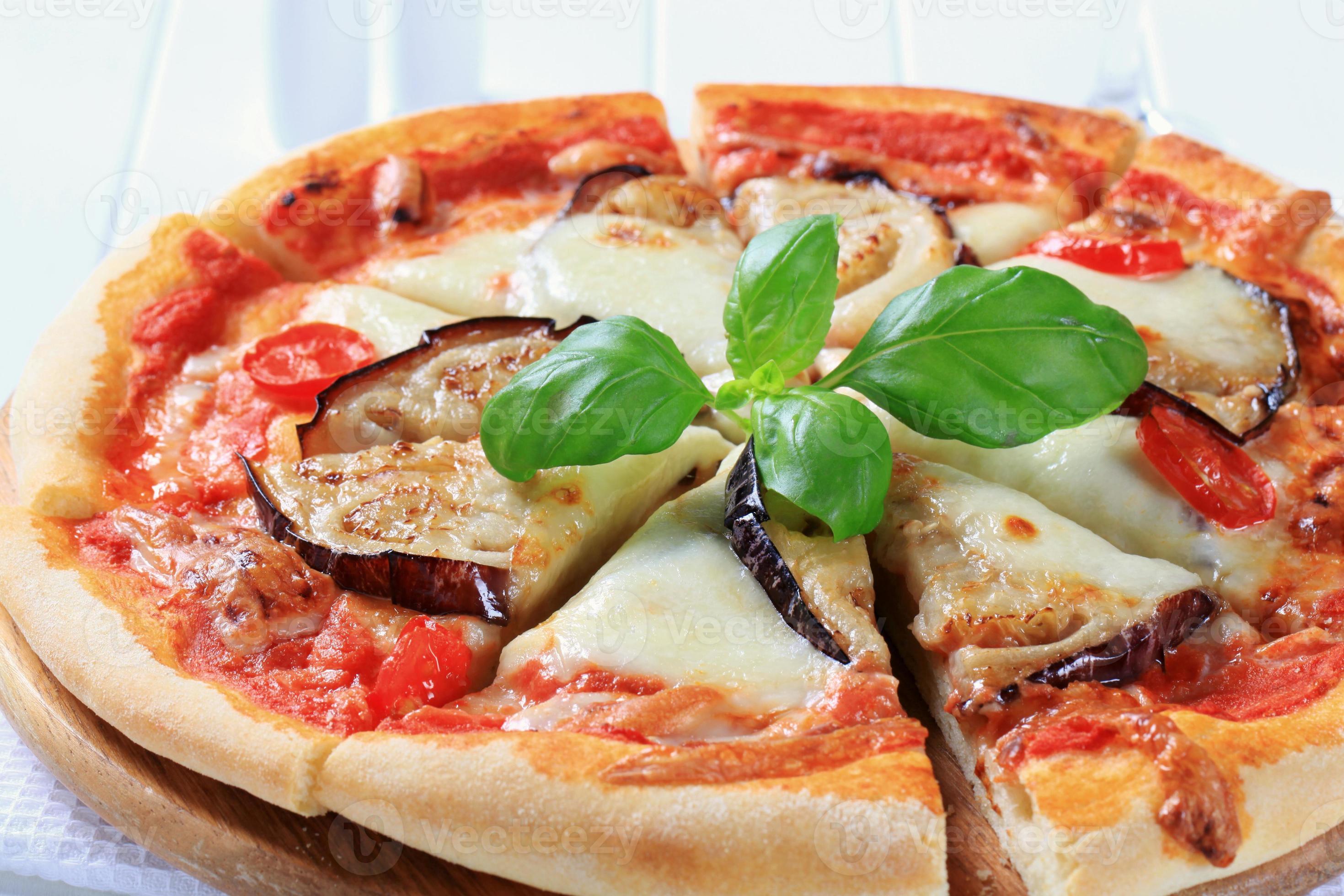 Пицца с помидорами сверху. Пицца с луком. Итальянская пицца салями. Пицца с ветчиной и болгарским перцем. Томат и сыр пермь.