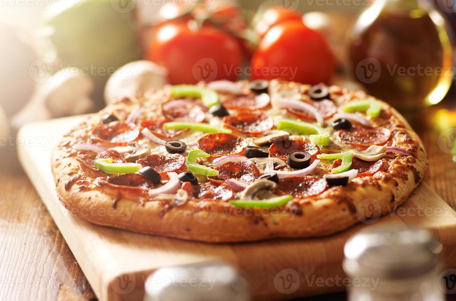 pizza italiana suprema con pepperoni y coberturas foto
