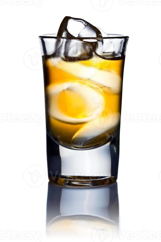 bebida alcohólica y hielo natural aislado en blanco foto