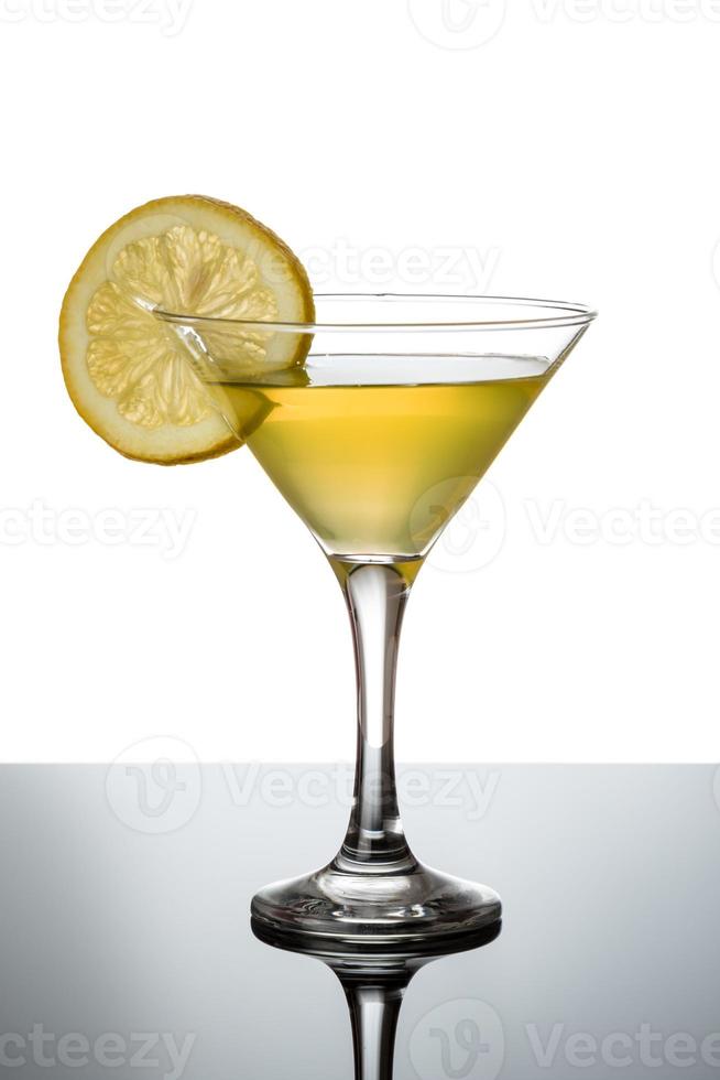martini de limón con rodaja de limón foto