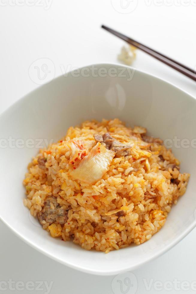 arroz frito con kimchi y cerdo foto