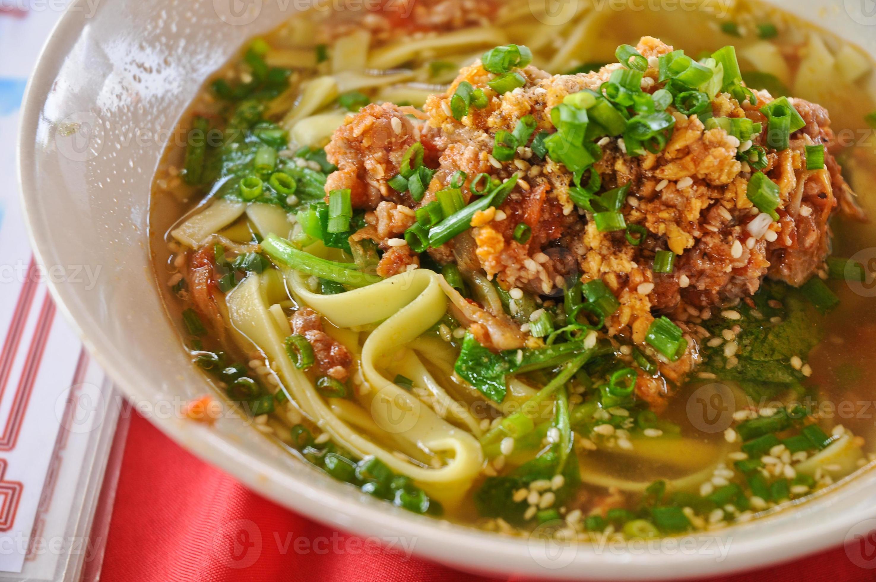 carne picada y especias herbales sopa de fideos estilo oriental foto