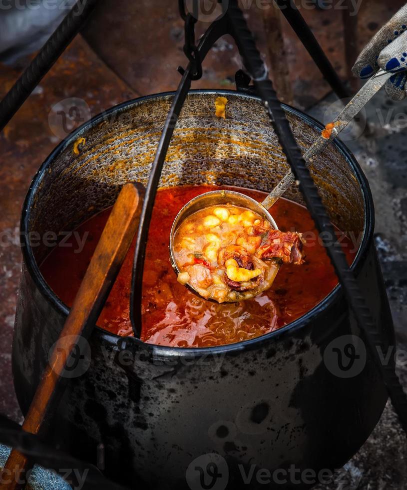 sopa de gulash tradicional en caldero foto