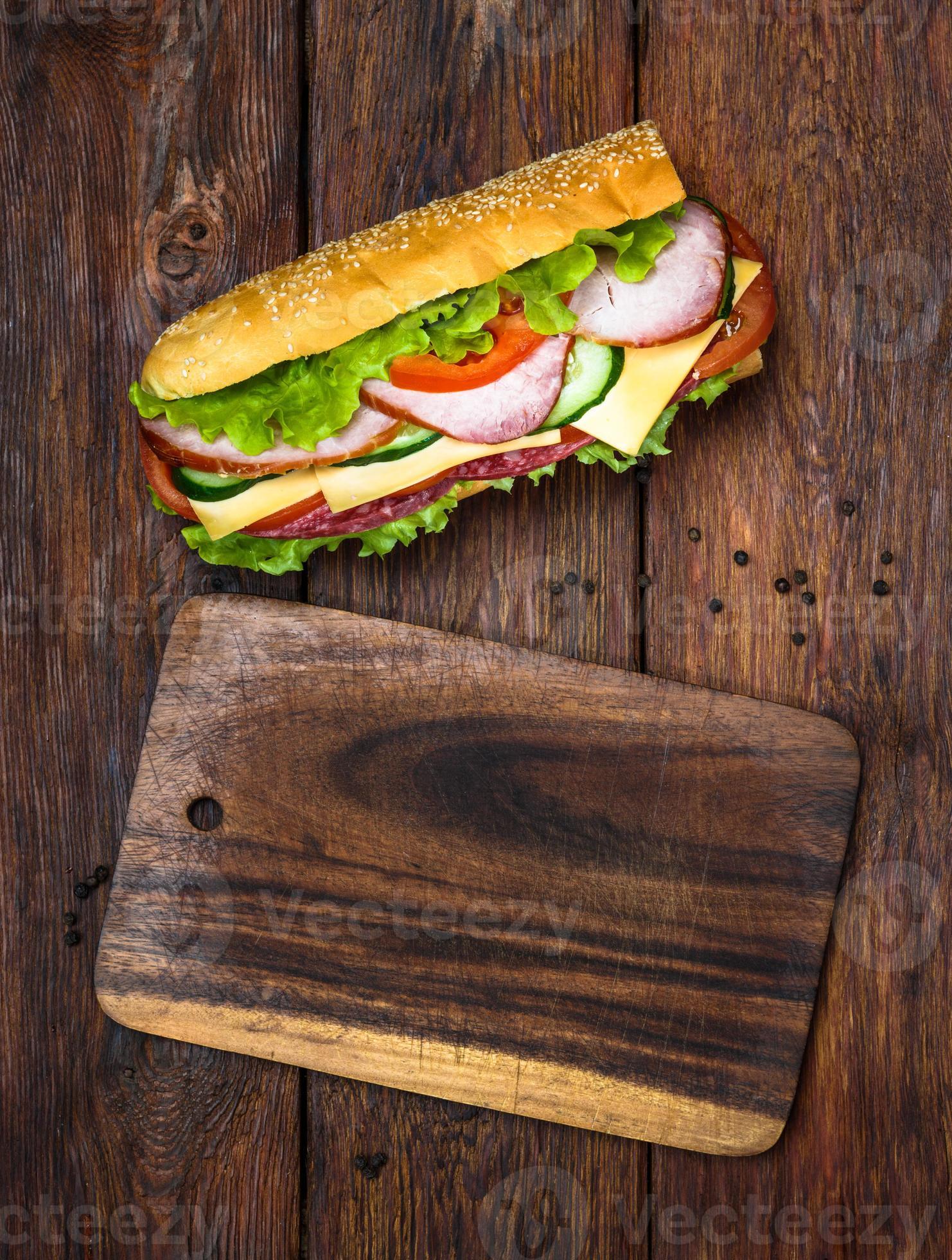 sandwich con salami, queso y verduras foto