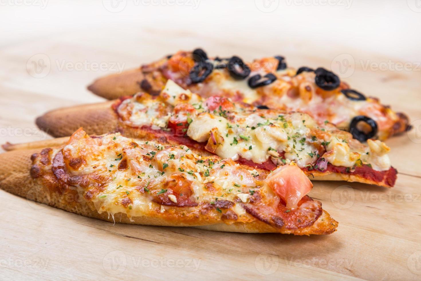 Assorti bruscjetta con salchicha, queso, tomate fron grande blanco b foto