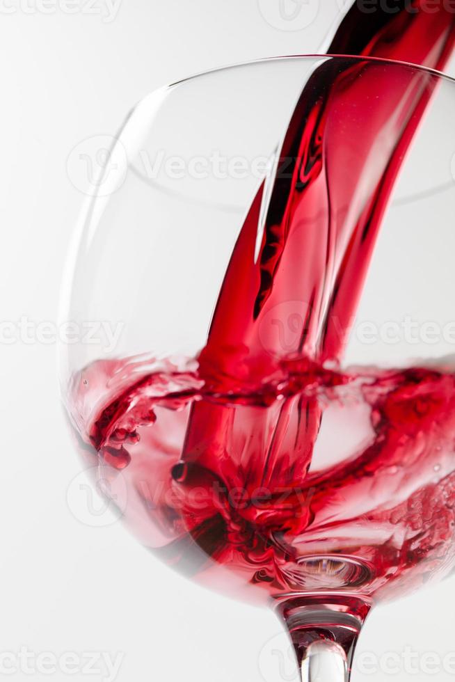 copa de vino sobre fondo blanco foto