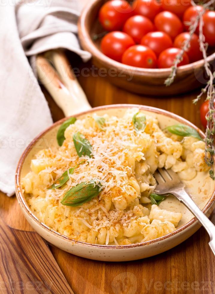 Pasta and tomatoes photo