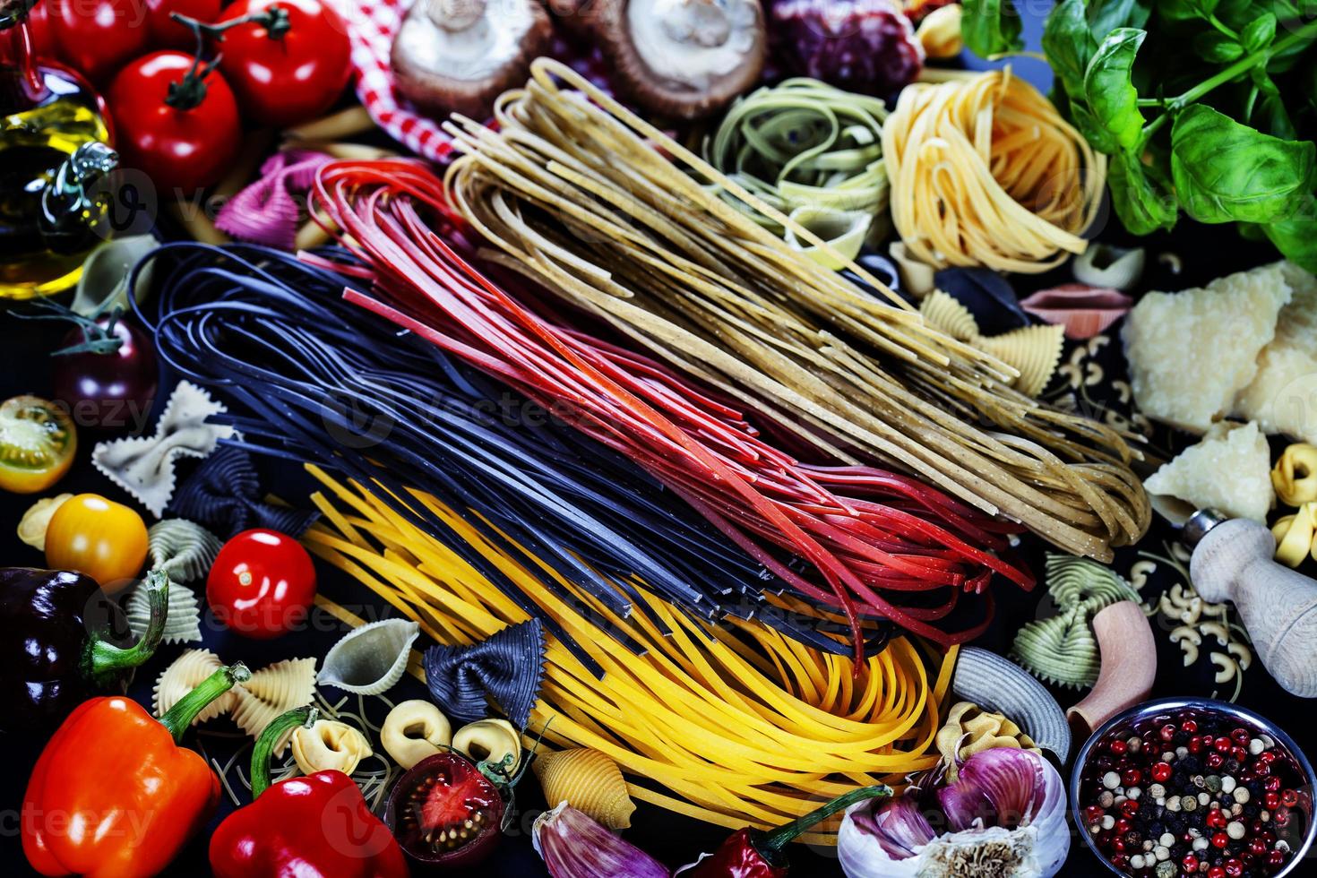 ingredientes italianos: pasta, verduras, especias, queso foto