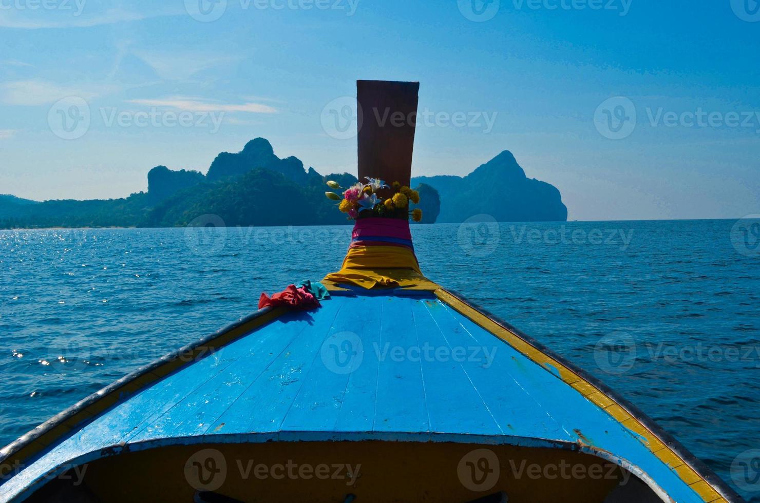 Longtail Boat navegando en la isla de Phiphi, Tailandia foto