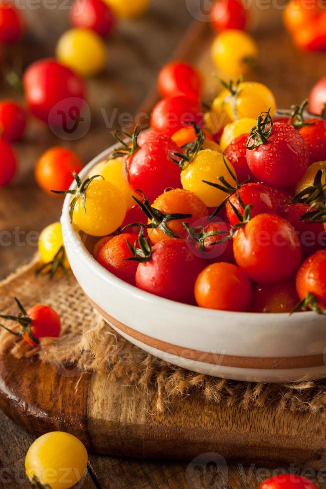 tomates cherry orgánicos de la herencia foto