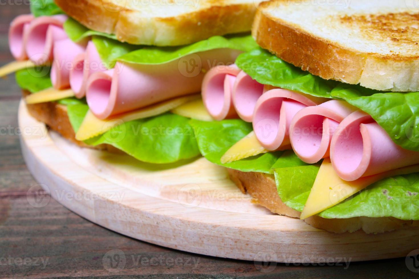 sandwich con jamón, queso y lechuga foto
