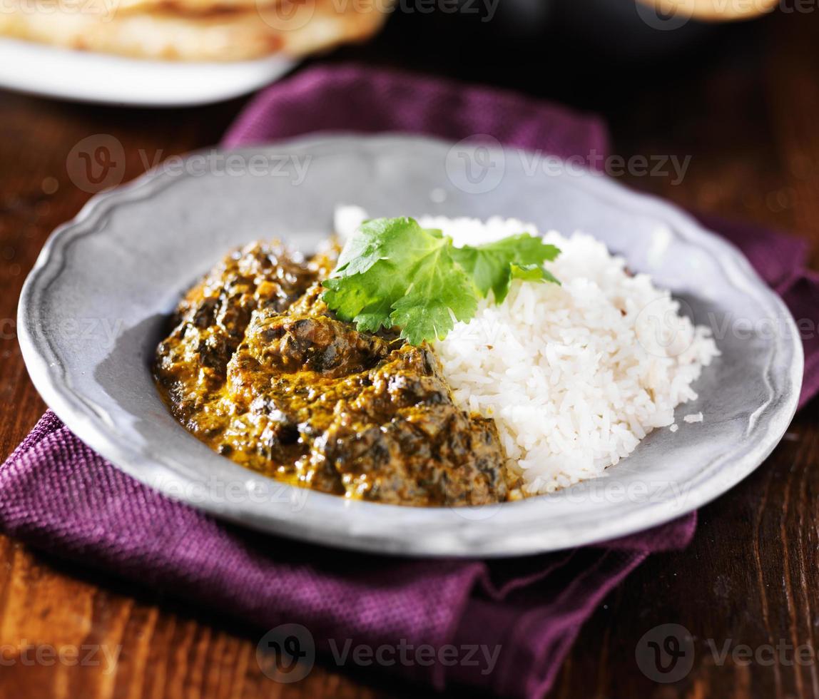 plato de curry saag paneer indio foto