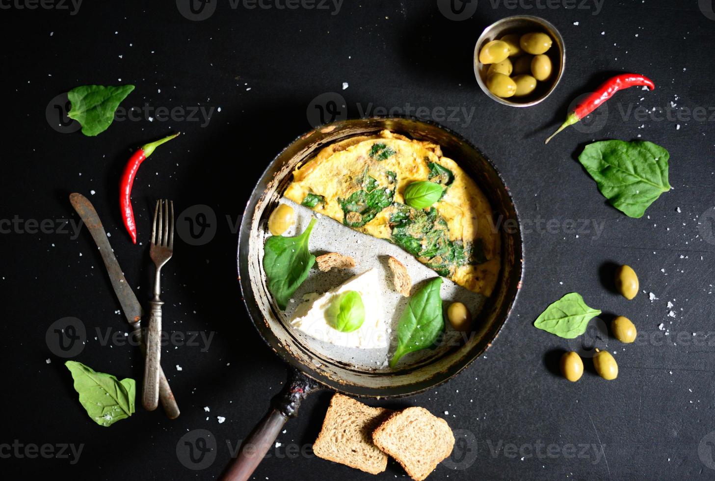 queso blanco fresco con huevos revueltos y espinacas foto
