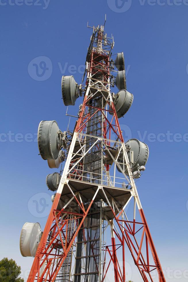 torre de telecomunicaciones contra el cielo azul foto