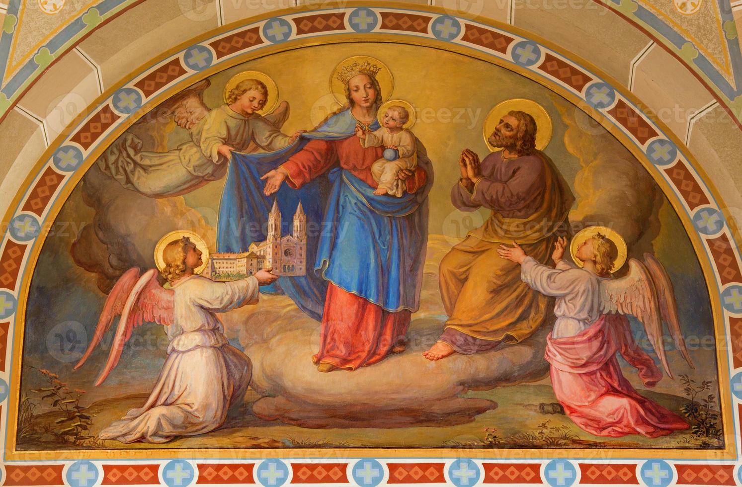 viena - fresco de madonna en la iglesia carmelita foto