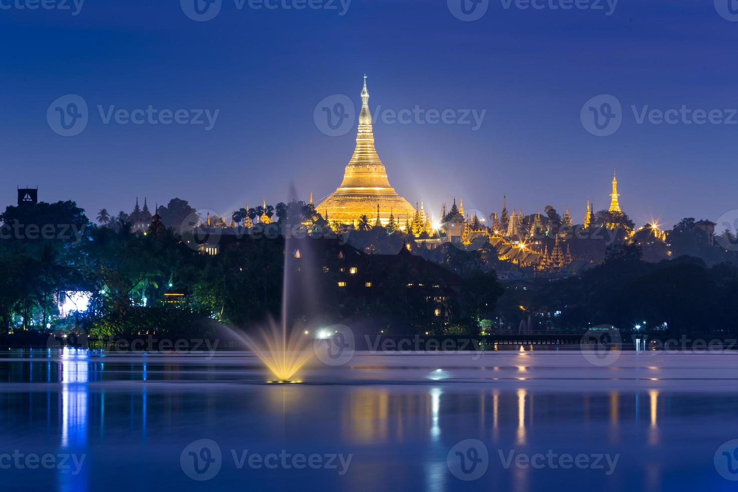 Atmósfera de anochecer en la pagoda de Shwedagon en Yangon, Myanmar foto