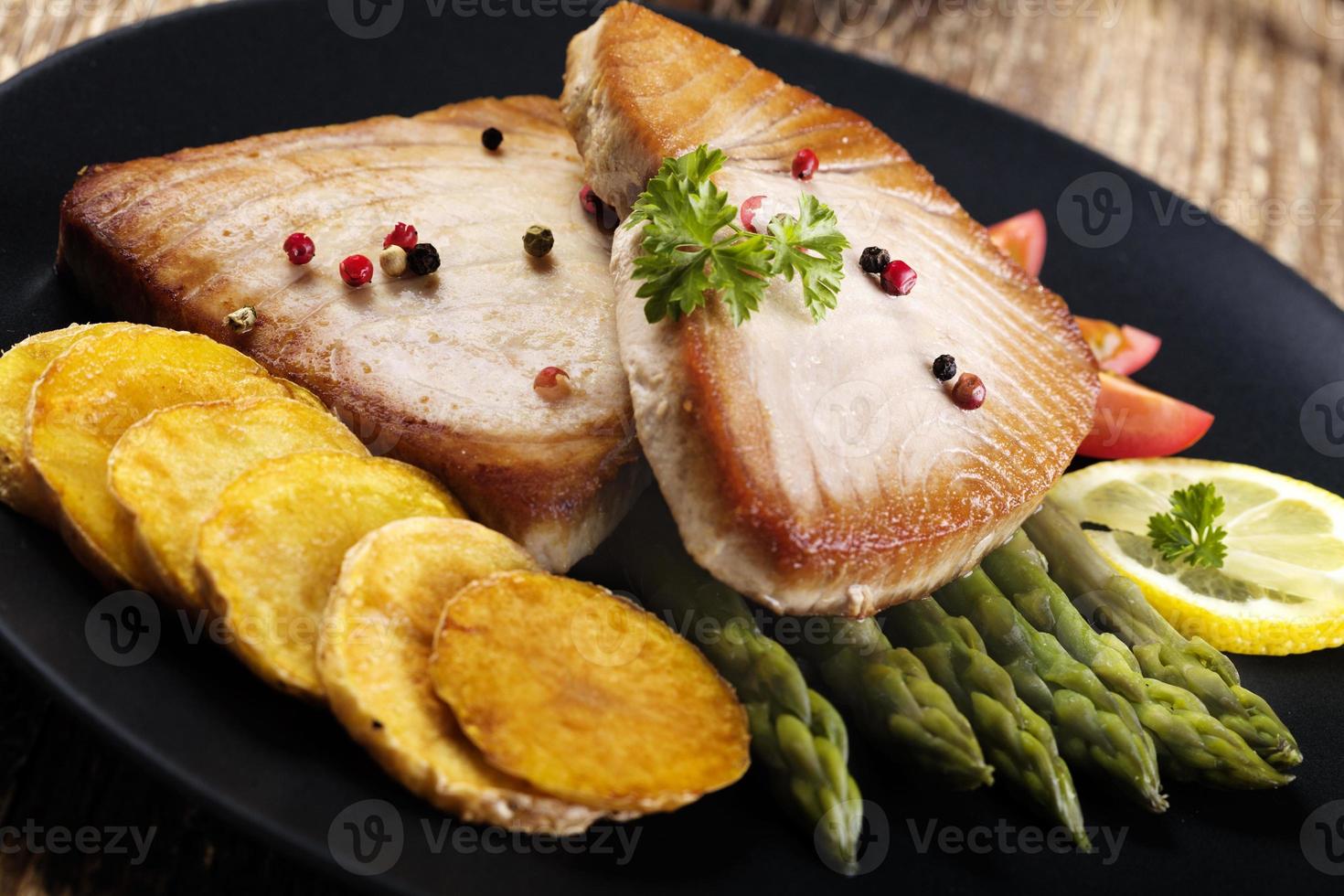 filete de atún a la parrilla servido sobre espárragos con zmieniakami asado foto