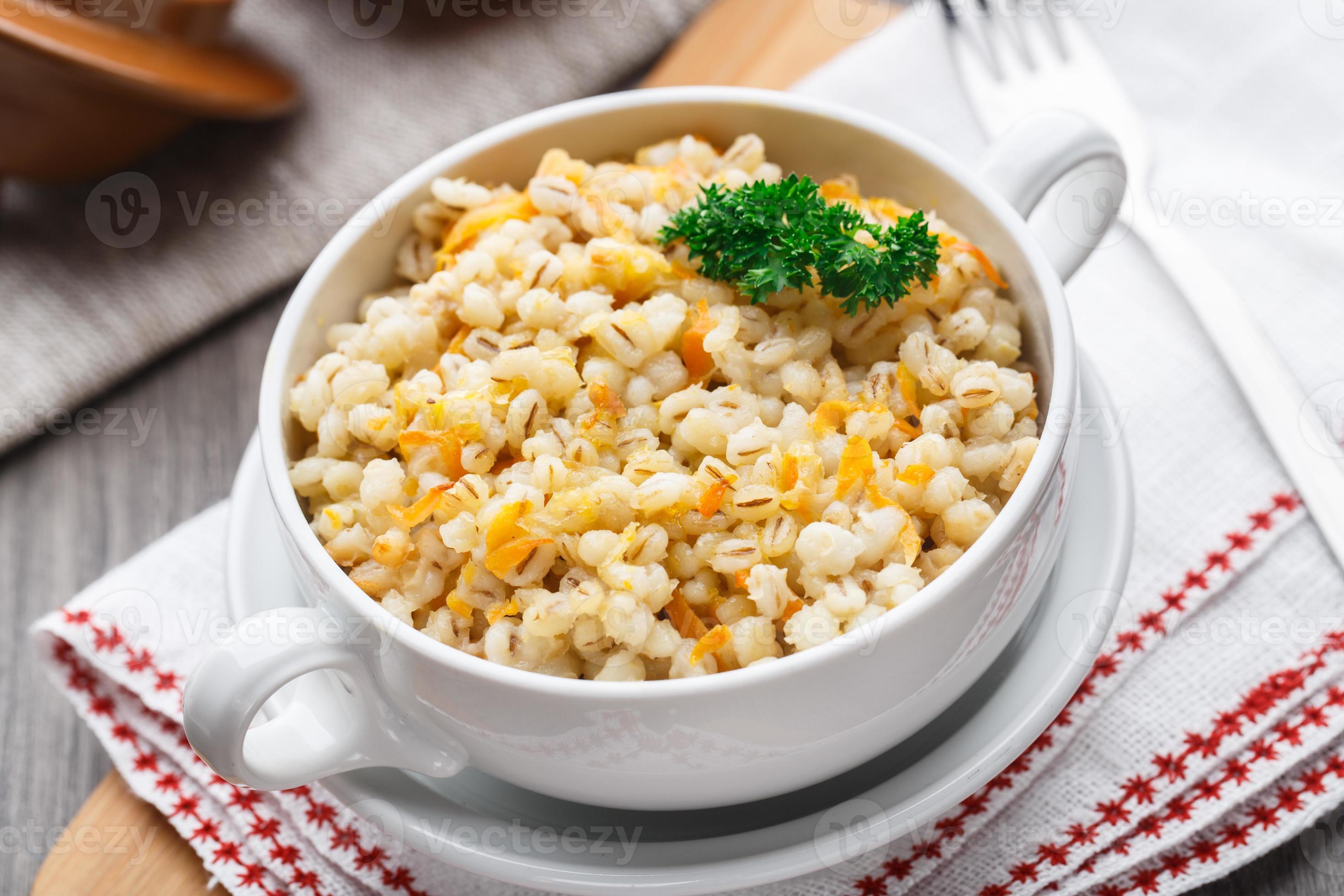 Перловка с мясом и овощами на сковороде. Перловая крупа с тушенкой. Перловка с мясом в кастрюле пошаговый. Перловая каша с мясом. Перловая каша с мясом.