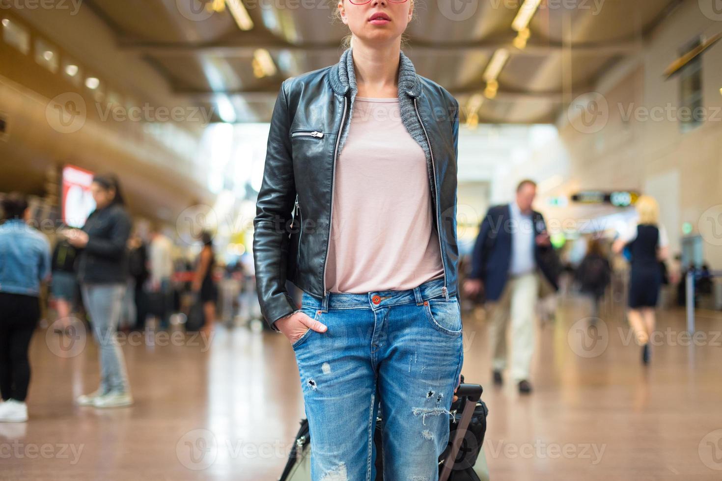 Mujer viajero caminando terminal del aeropuerto. foto