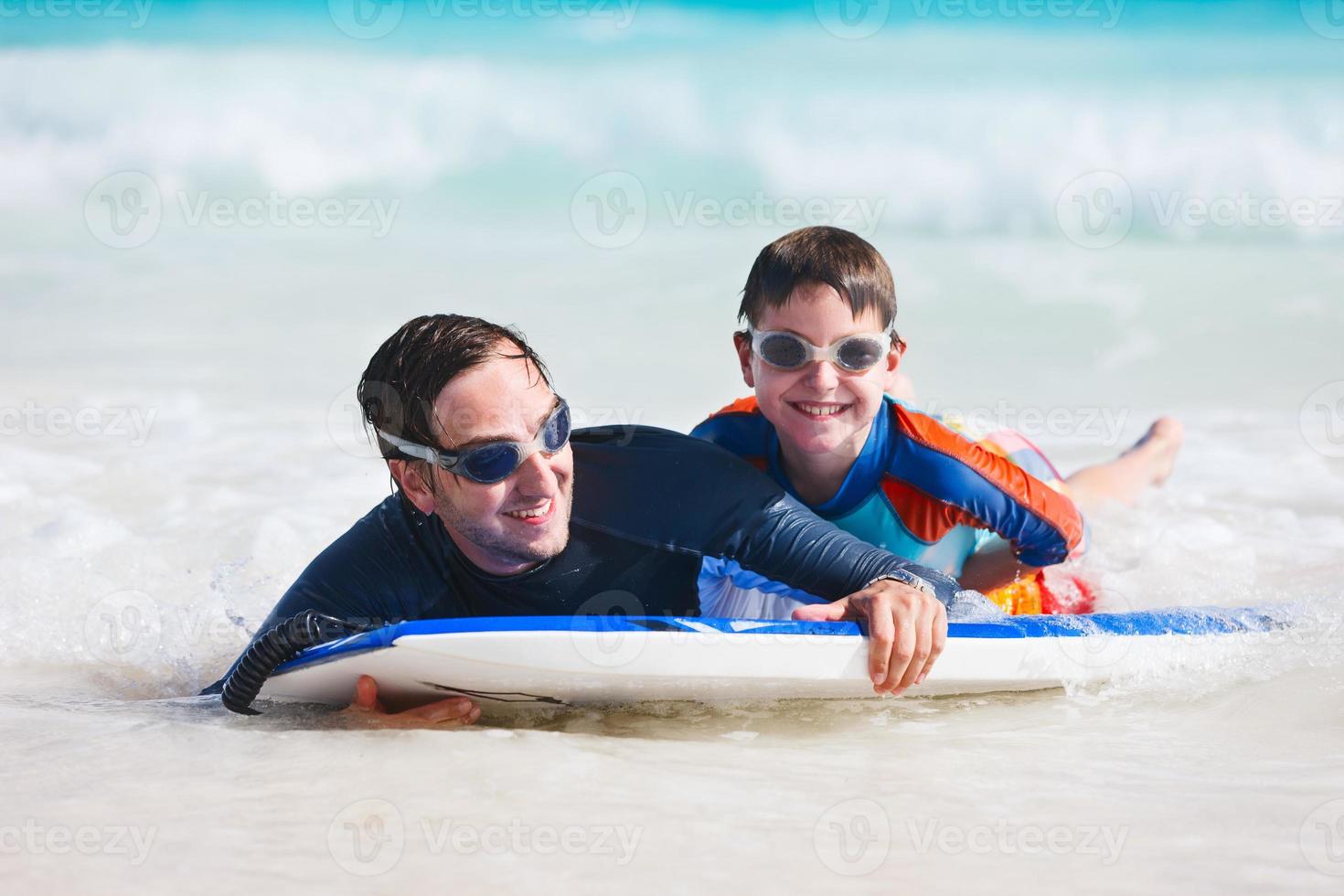 padre e hijo surfeando foto