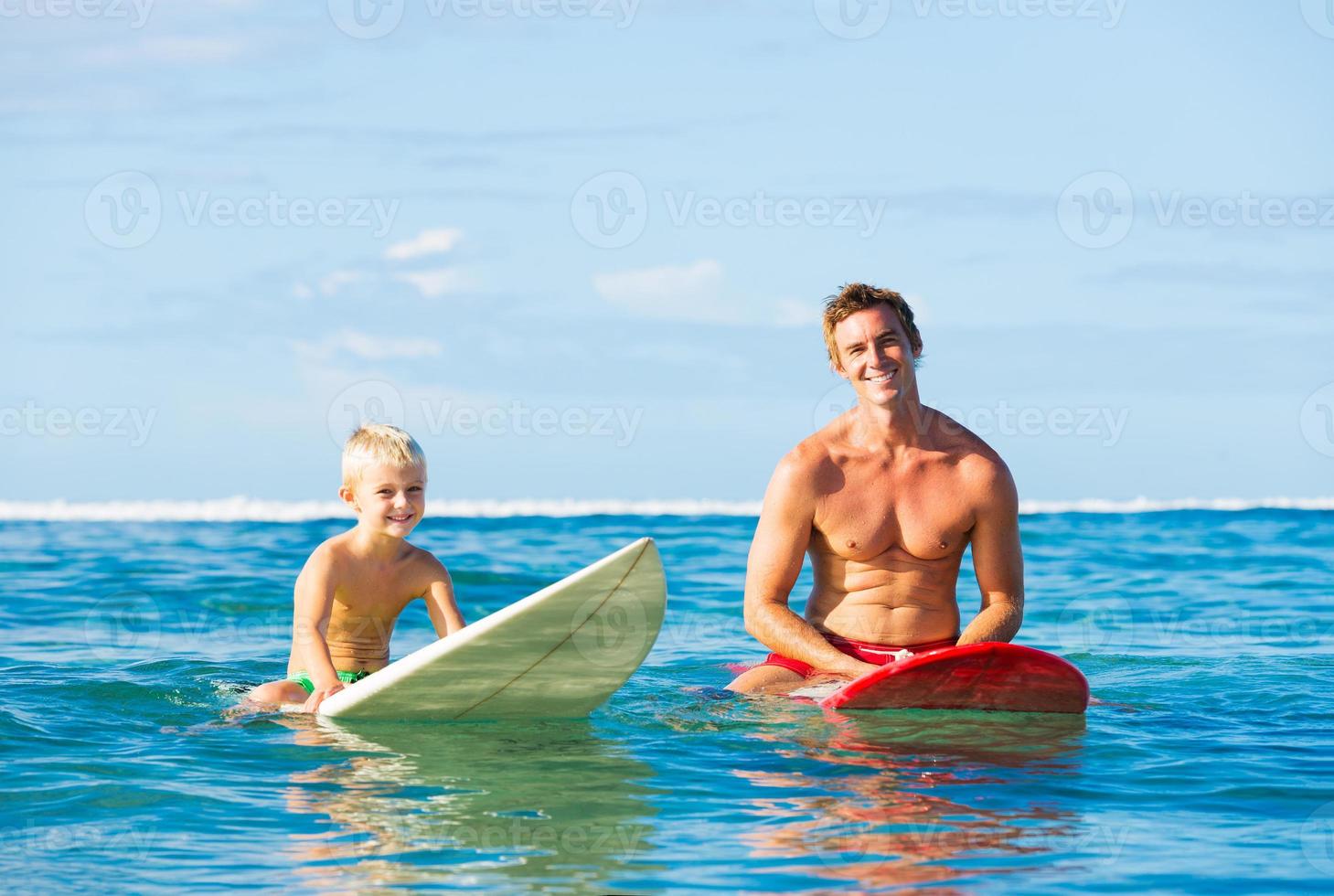 padre e hijo van a surfear foto