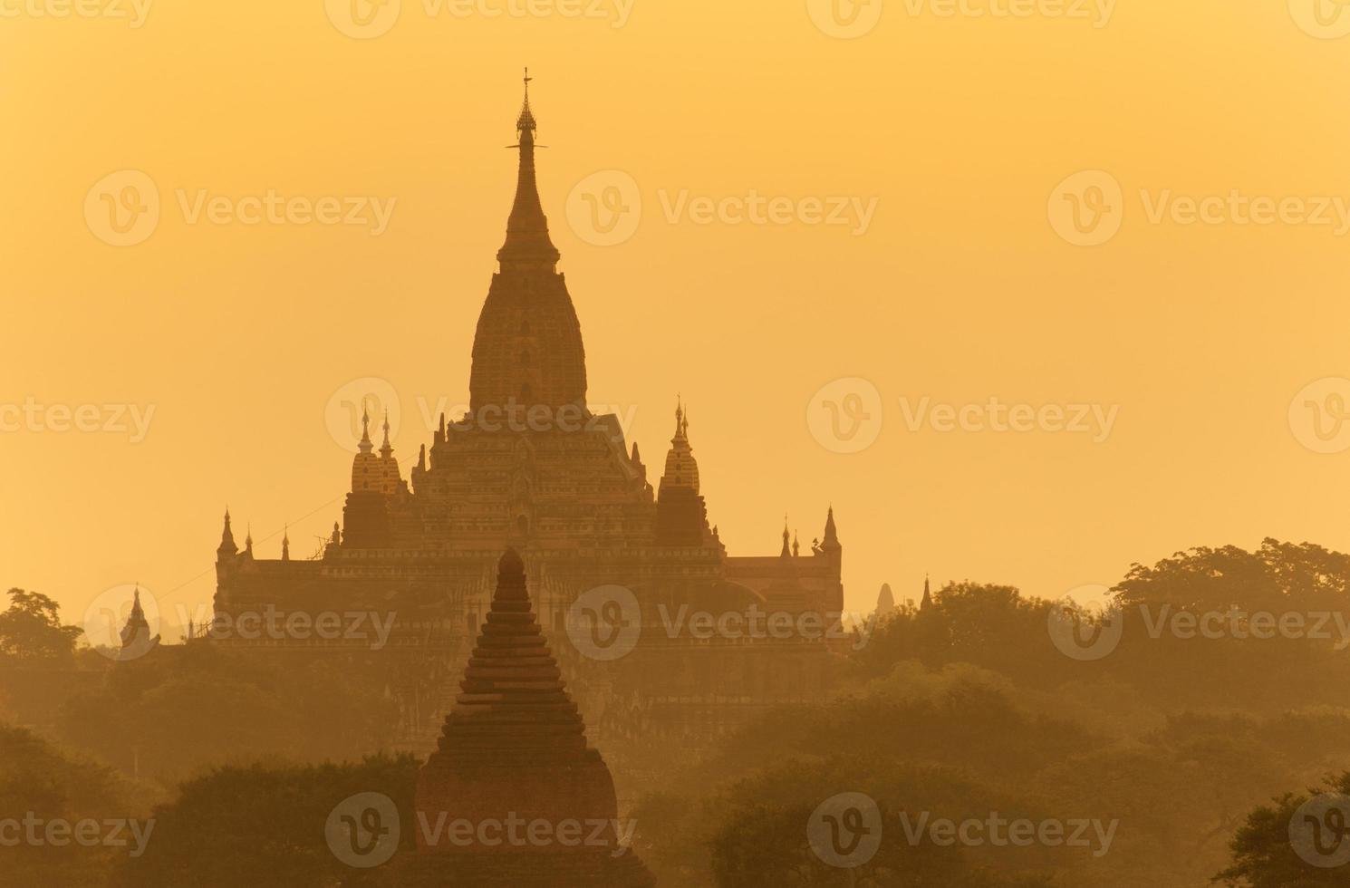 Templo de Ananda con luz solar en Bagan, Myanmar foto